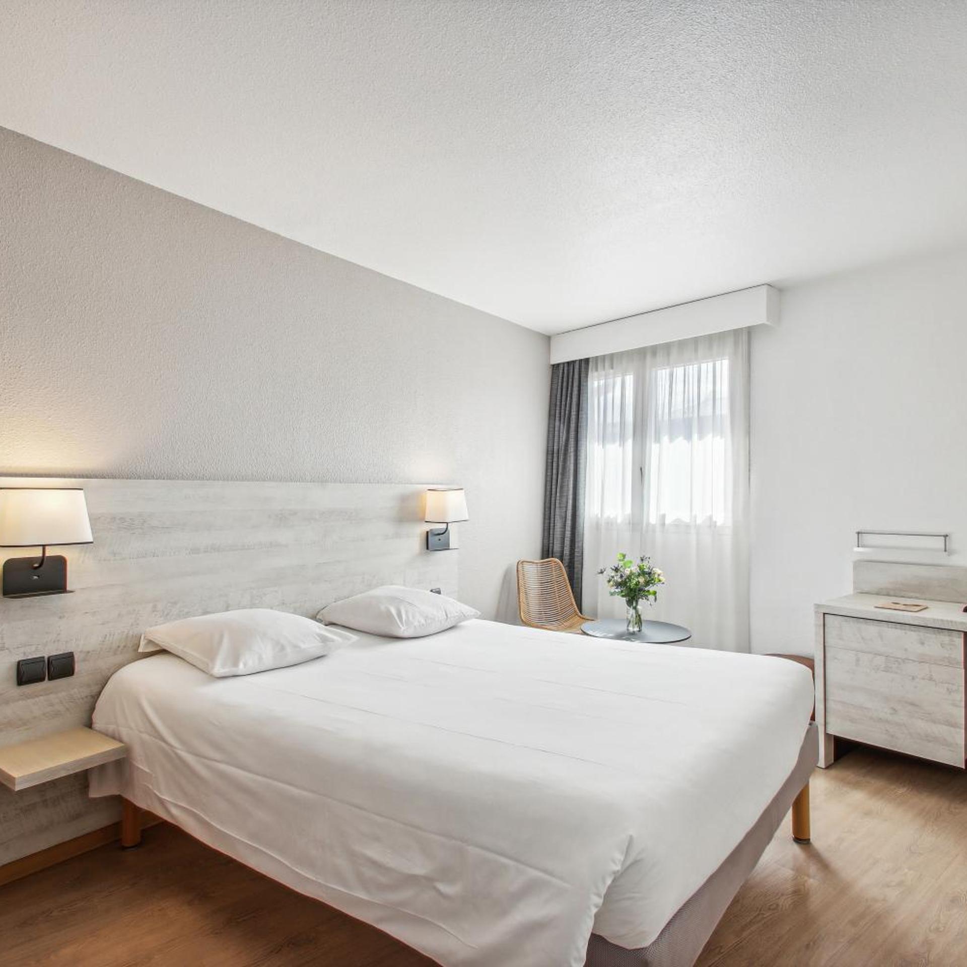 ROOM, DOUBLE BED