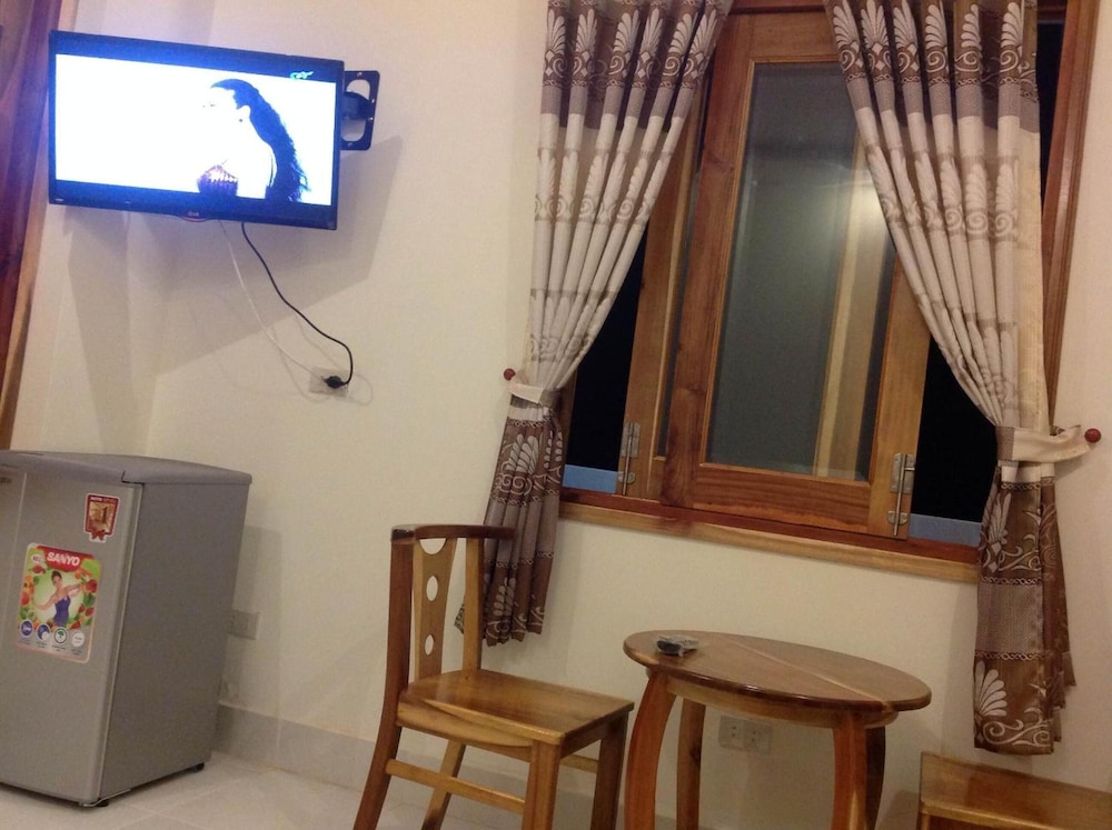 Viet's Hotel 44/54