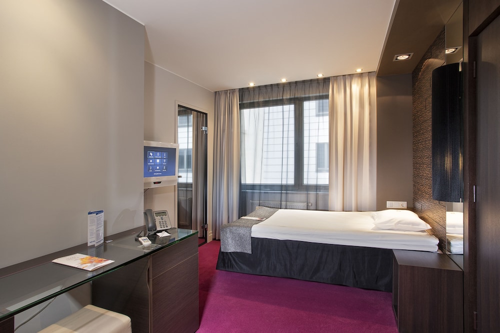 ROOM, SINGLE
