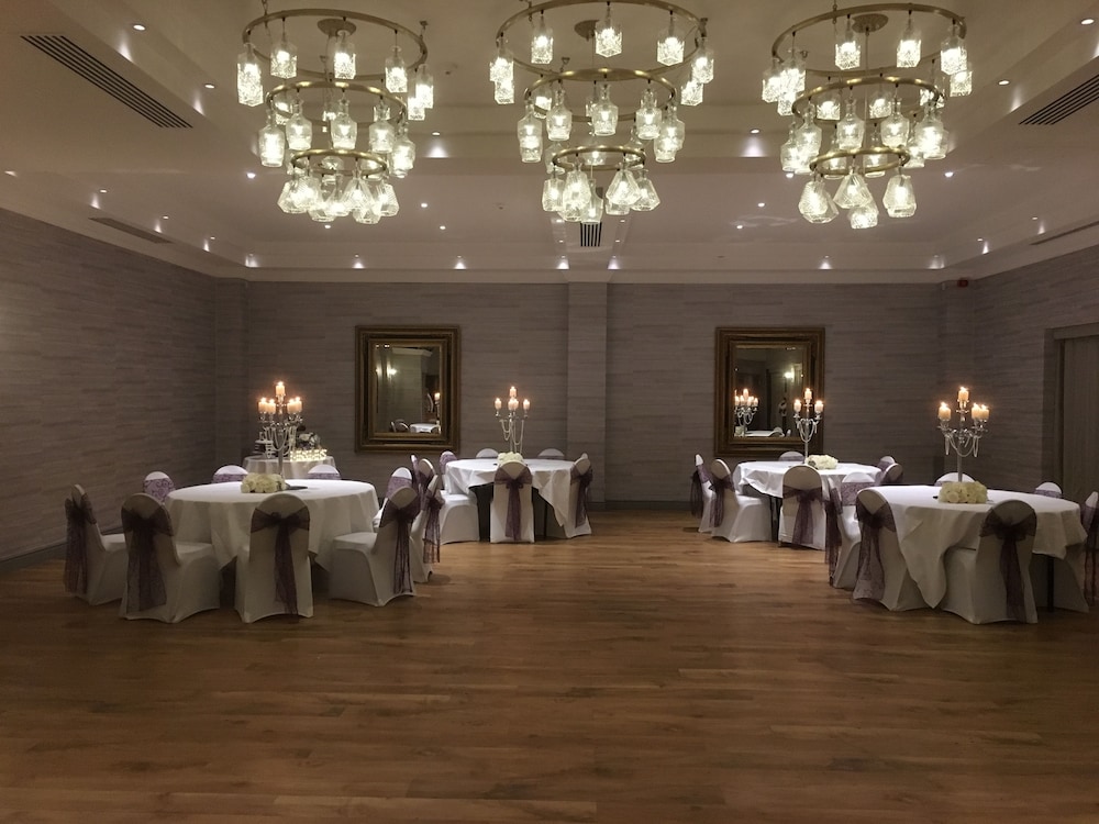 Brook Hall Hotel 55/66