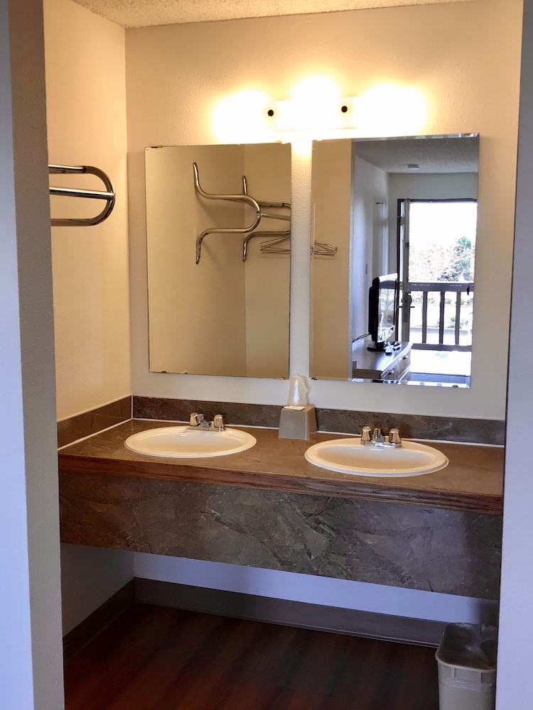 Sea-Tac Airport Value Inn 6/32