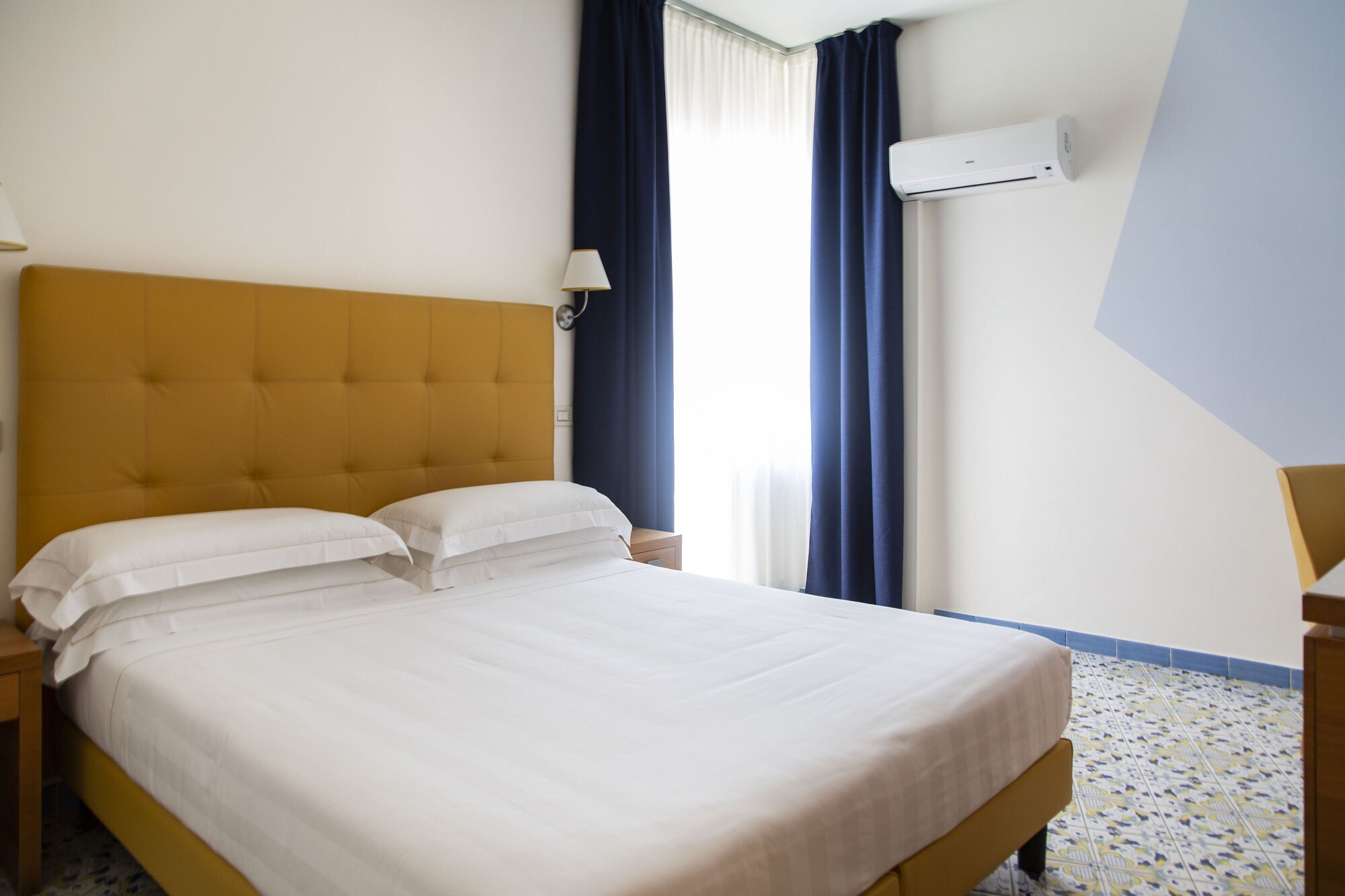 DELUXE, DOUBLE OR TWIN BED, SEA VIEW
