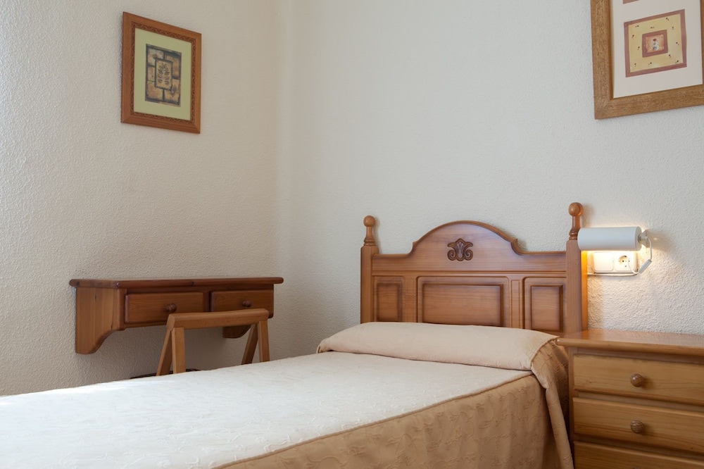 ROOM, SINGLE