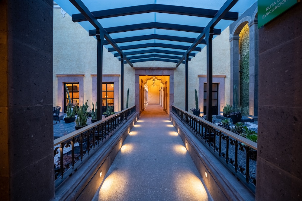Hotel Patio Santiago 2/24