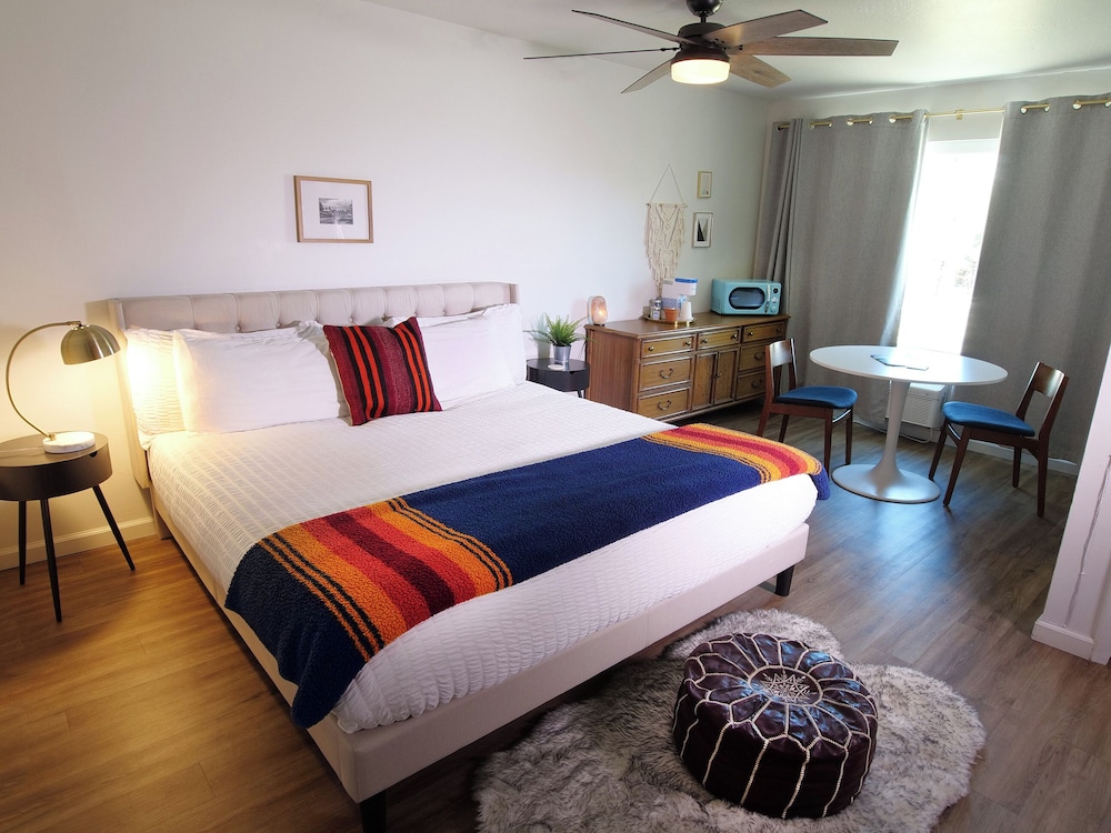 Sierra Blue Hotel & Swim Club 12/40