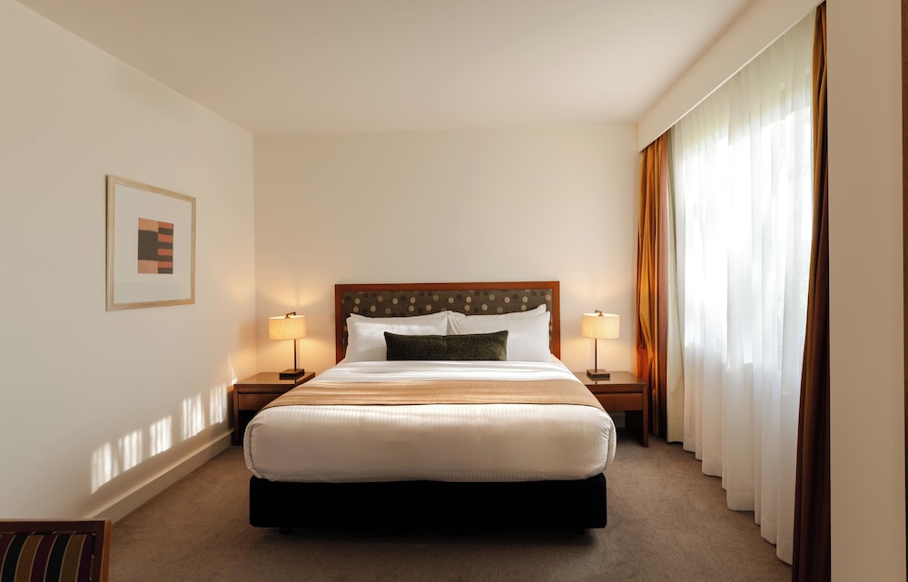 1 BEDROOM, SUITE