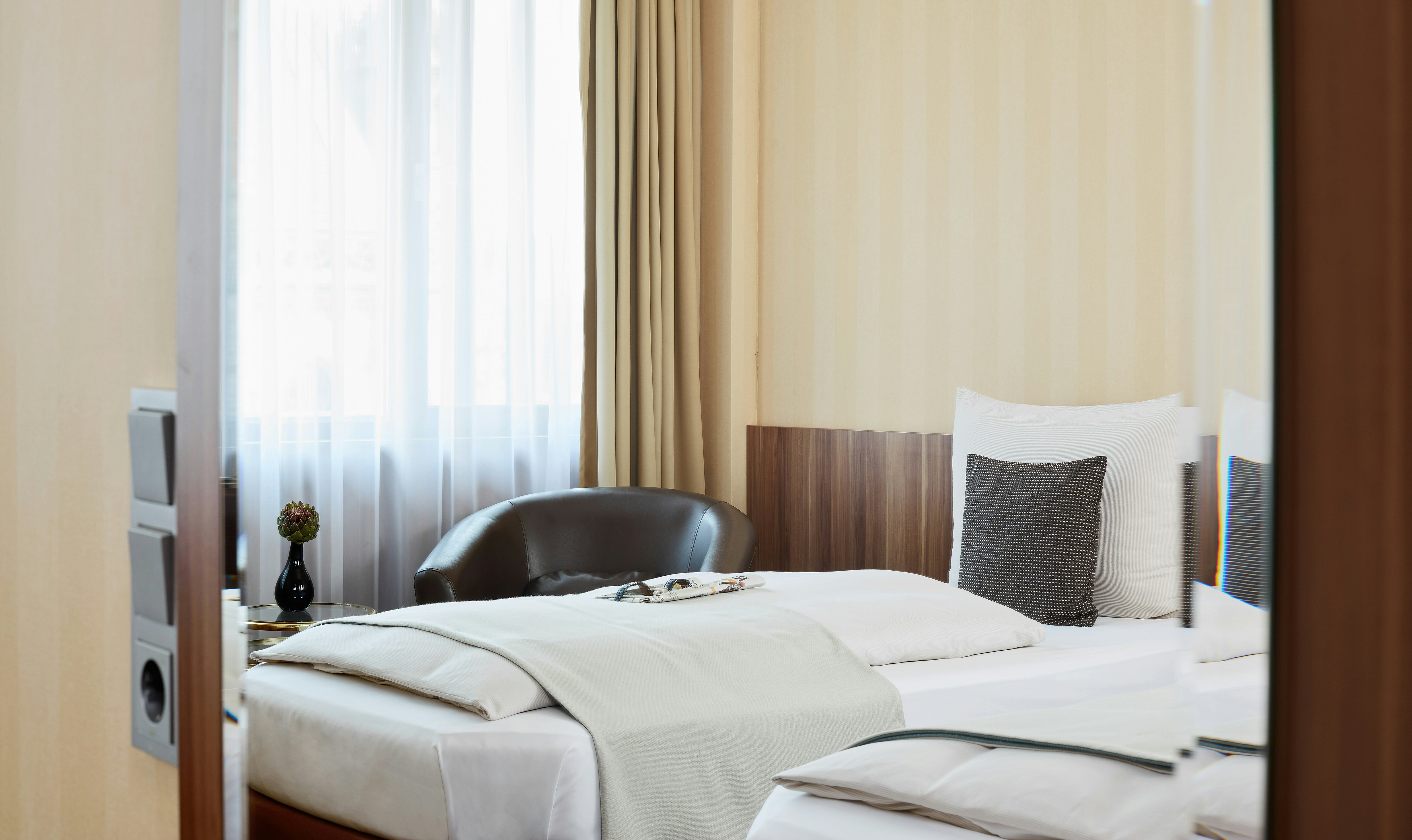 BUSINESS, DOUBLE OR TWIN BED