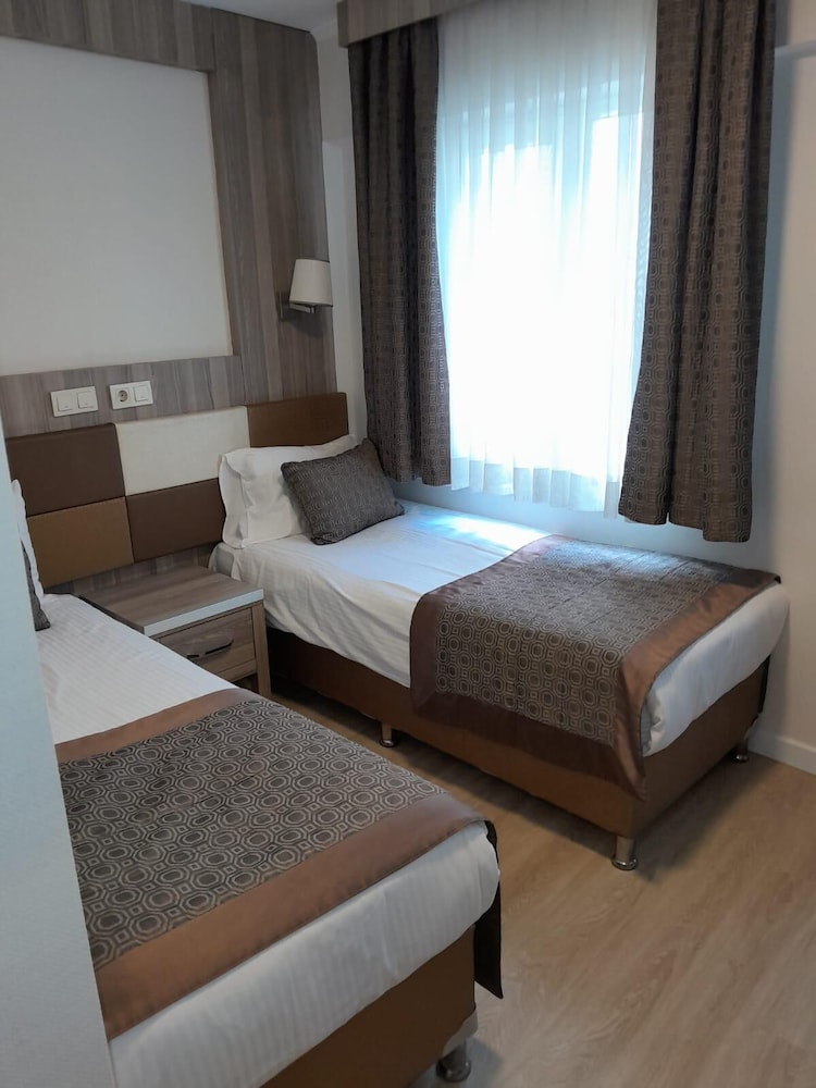 COMFORT, TWIN BEDS