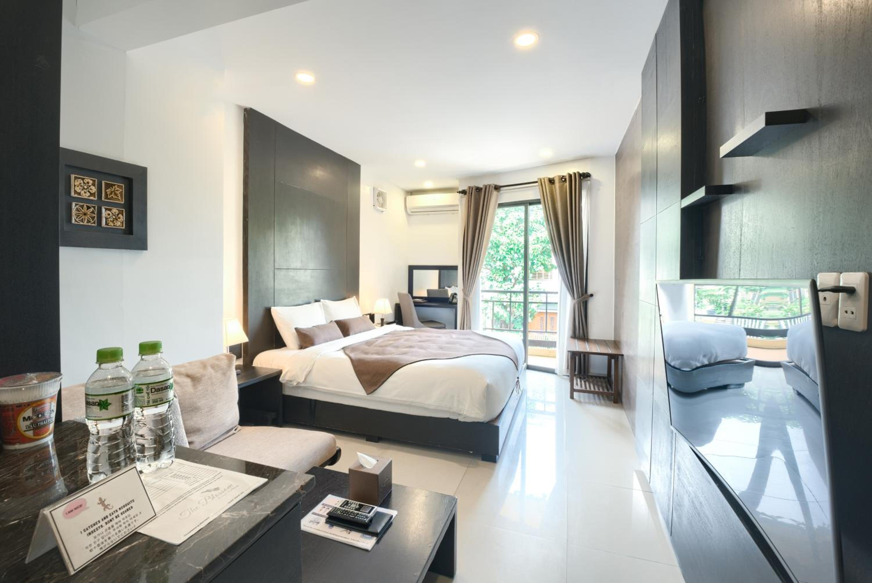 Deluxe, King Bed, Street View