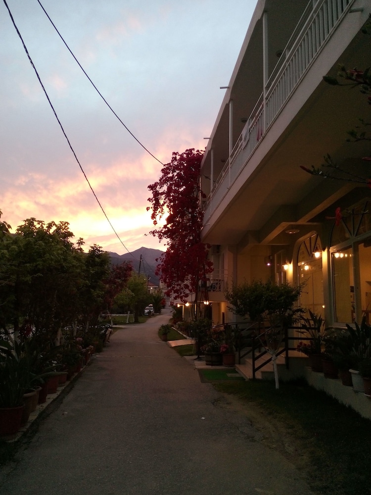 Avra Beach Hotel 25/55
