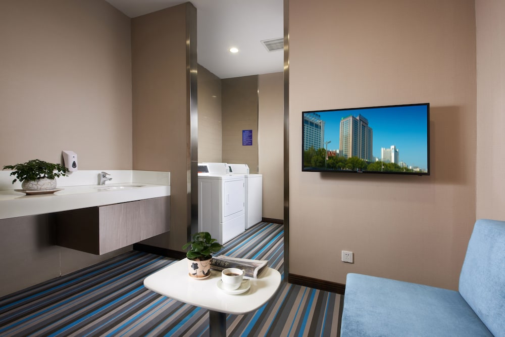 Holiday Inn Express Luoyang City Center 12/72