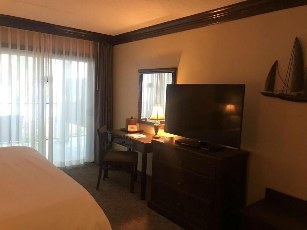Fourwinds Lakeside Inn Marina 24/48