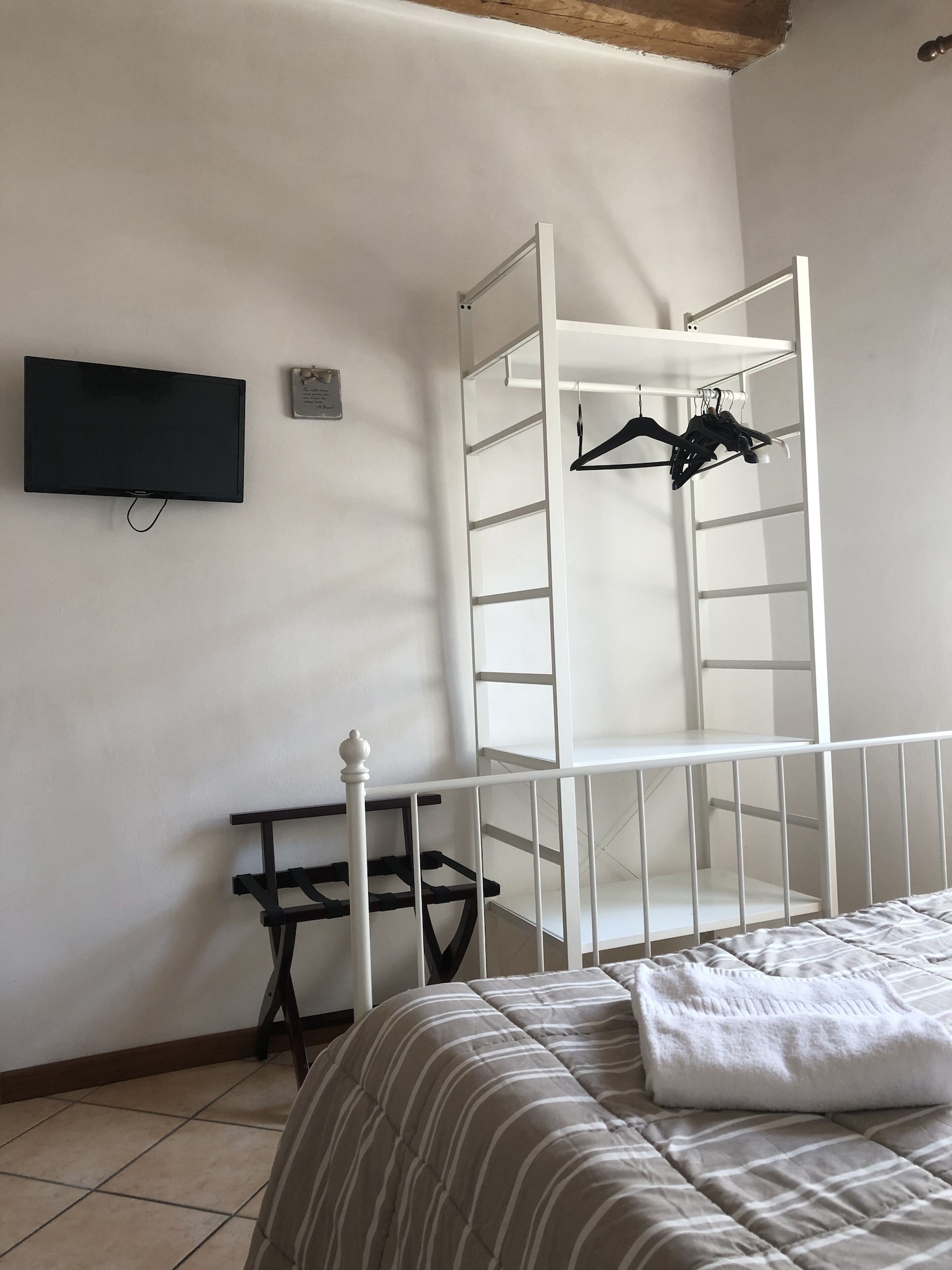 ROOM, DOUBLE BED, SHARED BATHROOM