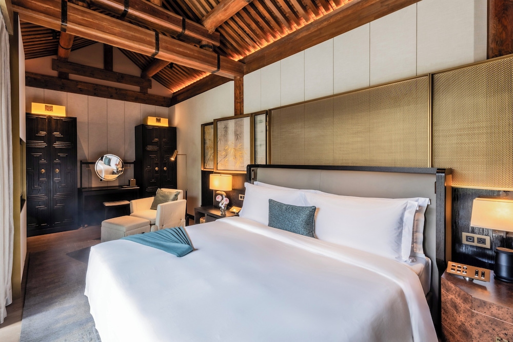 Courtyard, Deluxe, King Bed