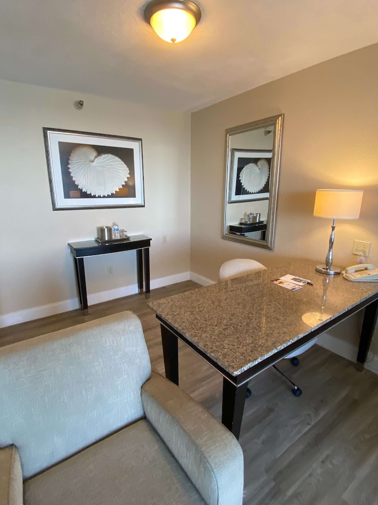 Radisson Suite Hotel Oceanfront 54/64