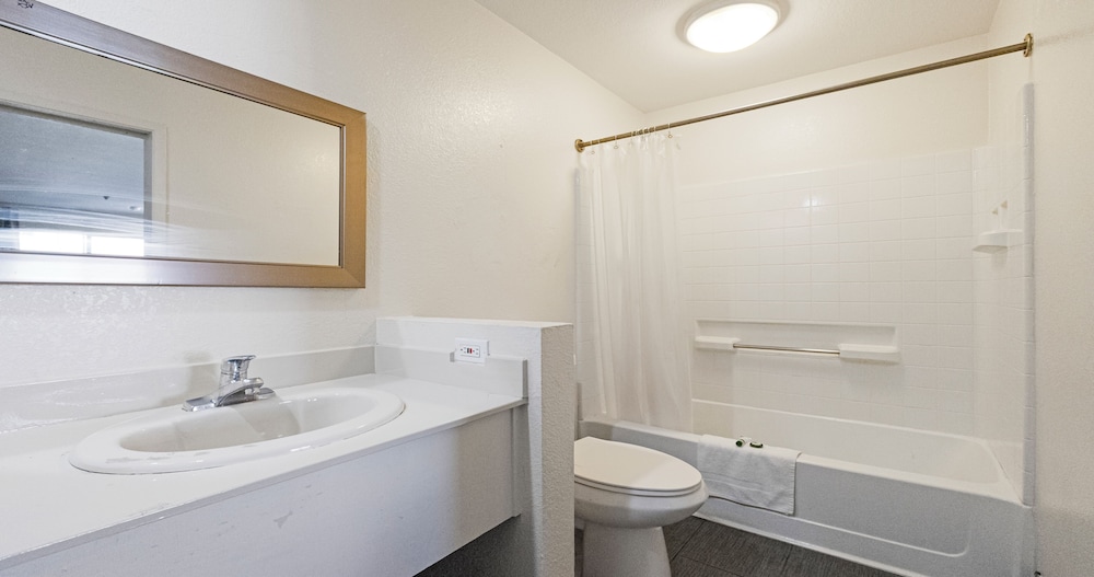 Budget Inn and Suites Stockton 53/55
