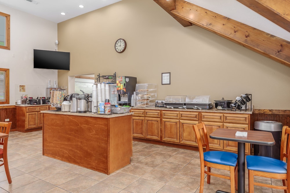 Crossroads Inn & Suites 49/68