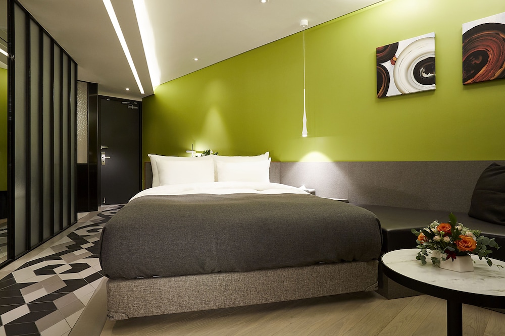 9 BRICK HOTEL 11/71