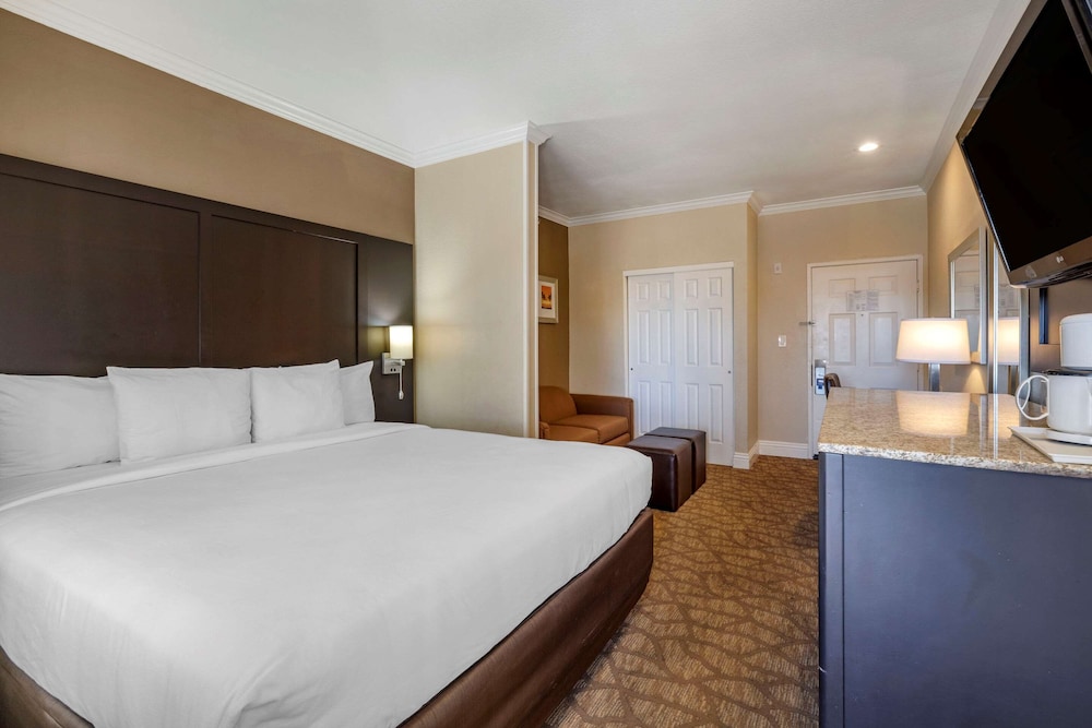 Comfort Inn & Suites Huntington Beach 14/43