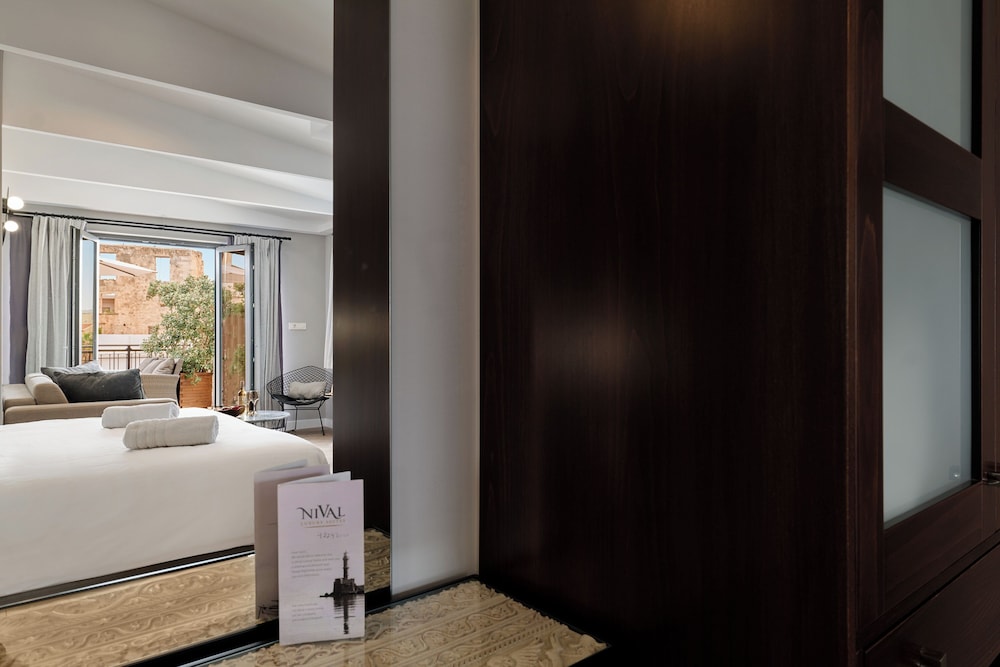 Nival Luxury Suites 50/50