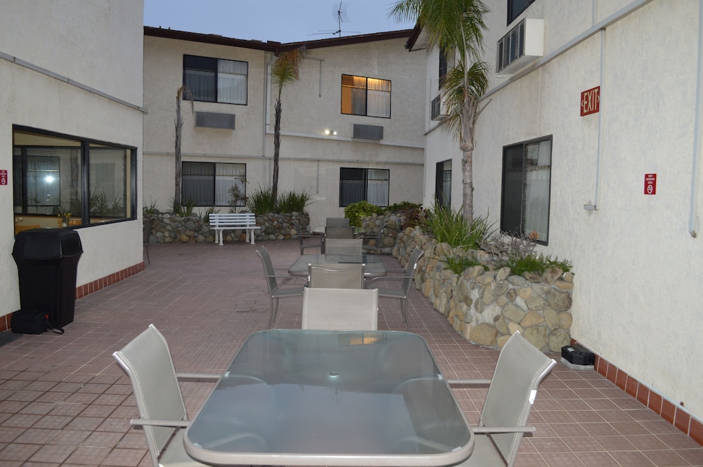 Jolly Roger Hotel 3/48