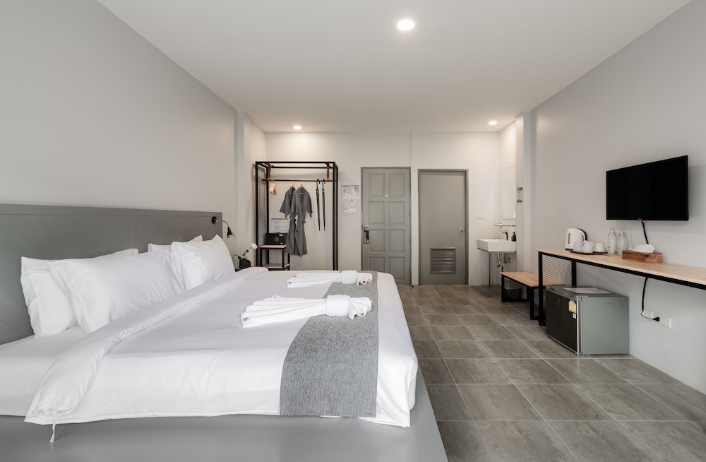 SUPERIOR, DOUBLE OR TWIN BED