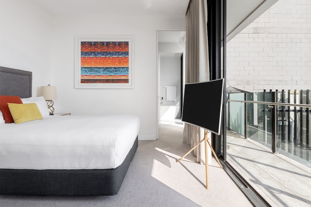 The Johnson Brisbane - Art Series 26/77