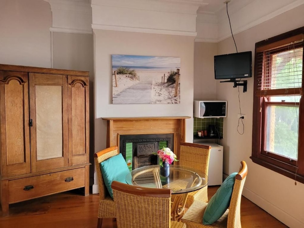 BURWOOD BED AND BREAKFAST 38/47