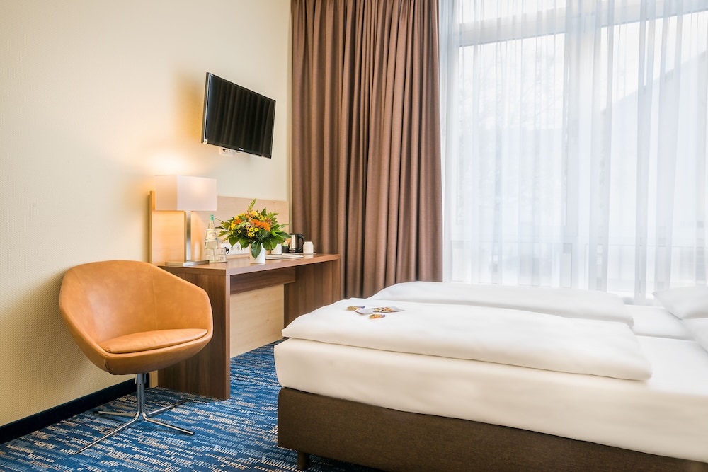 Standard, Single, Double Bed, Hotel Mariella Airport 4/5