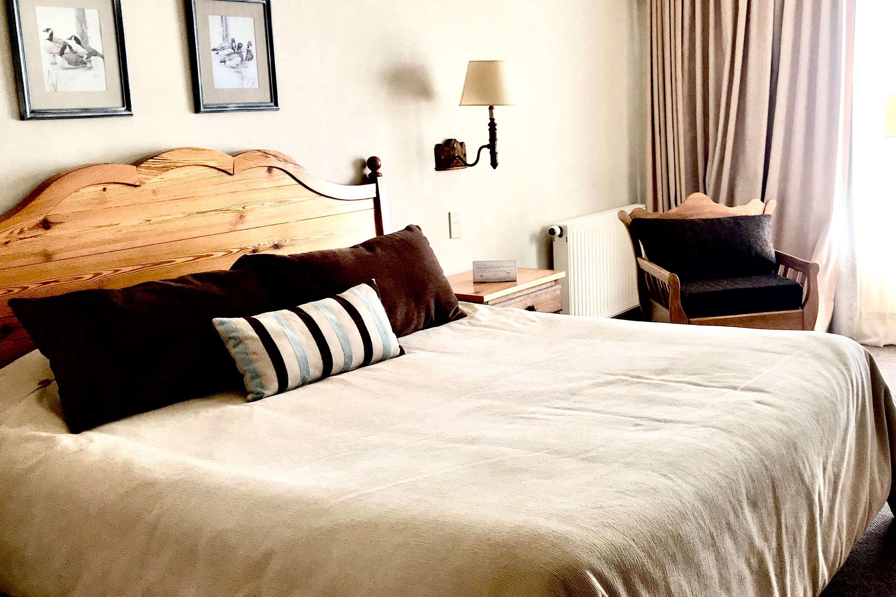 Junior Suite, King Bed, Glacier View