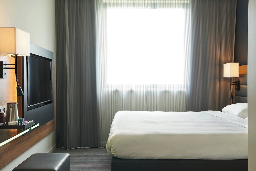 ROOM, QUEEN BED, SOFA