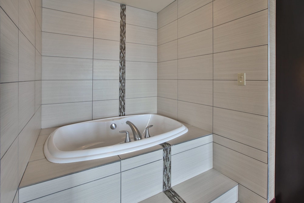 Holiday Inn Express Suites Geneva Finger Lakes 26/56