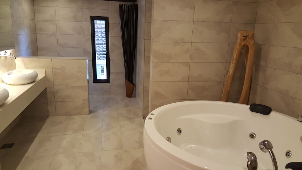 Lot 33 Boutique Hotel 45/50