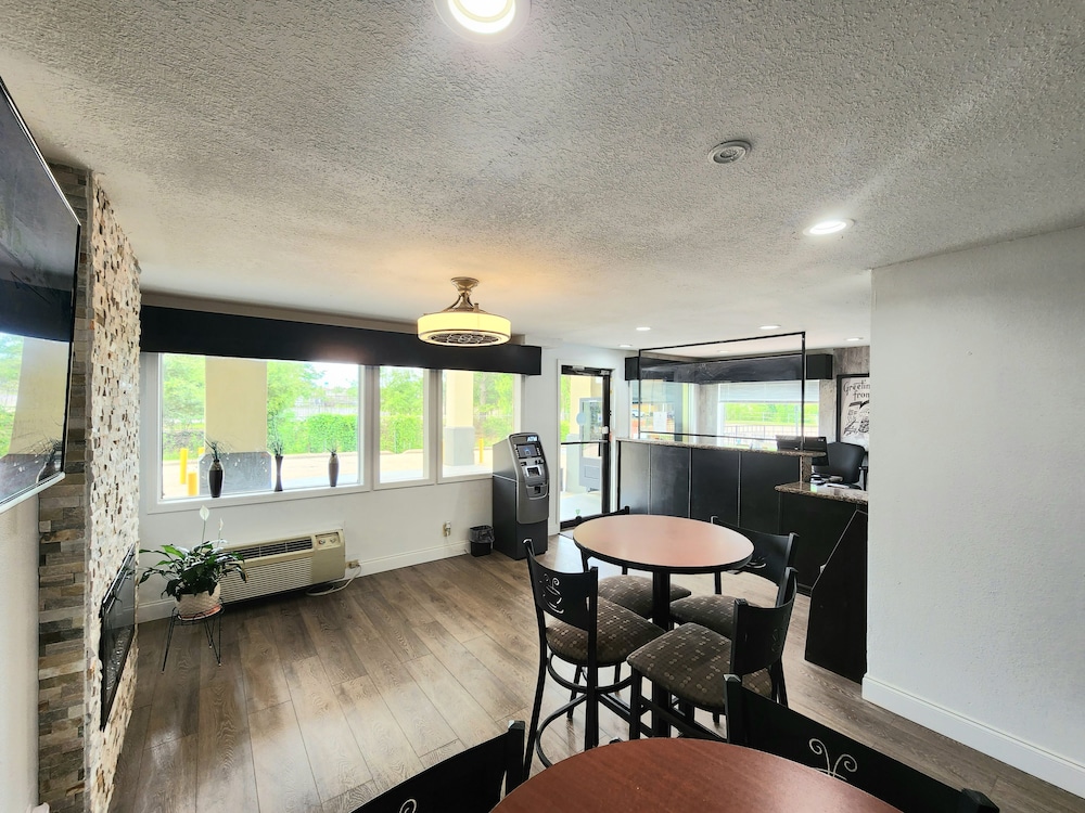 Super 8 By Wyndham Shreveport 17/28