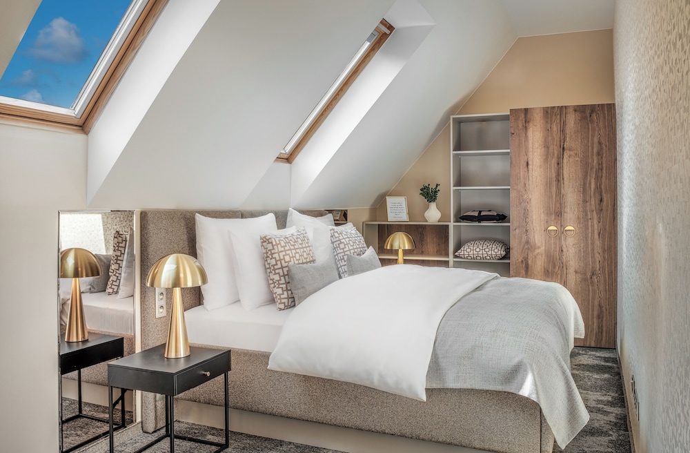 STUDIO, SUITE, MULTIPLE BEDS