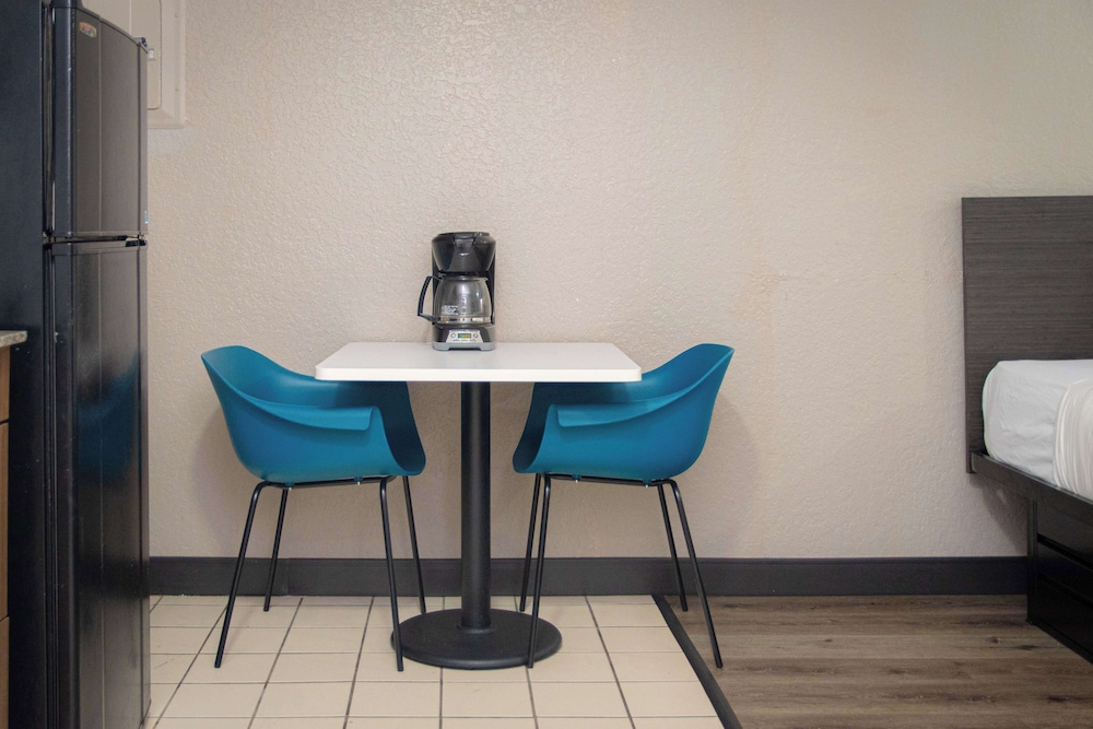 Studio 6 Extended Stay - West Palm Beach, FL 40/52