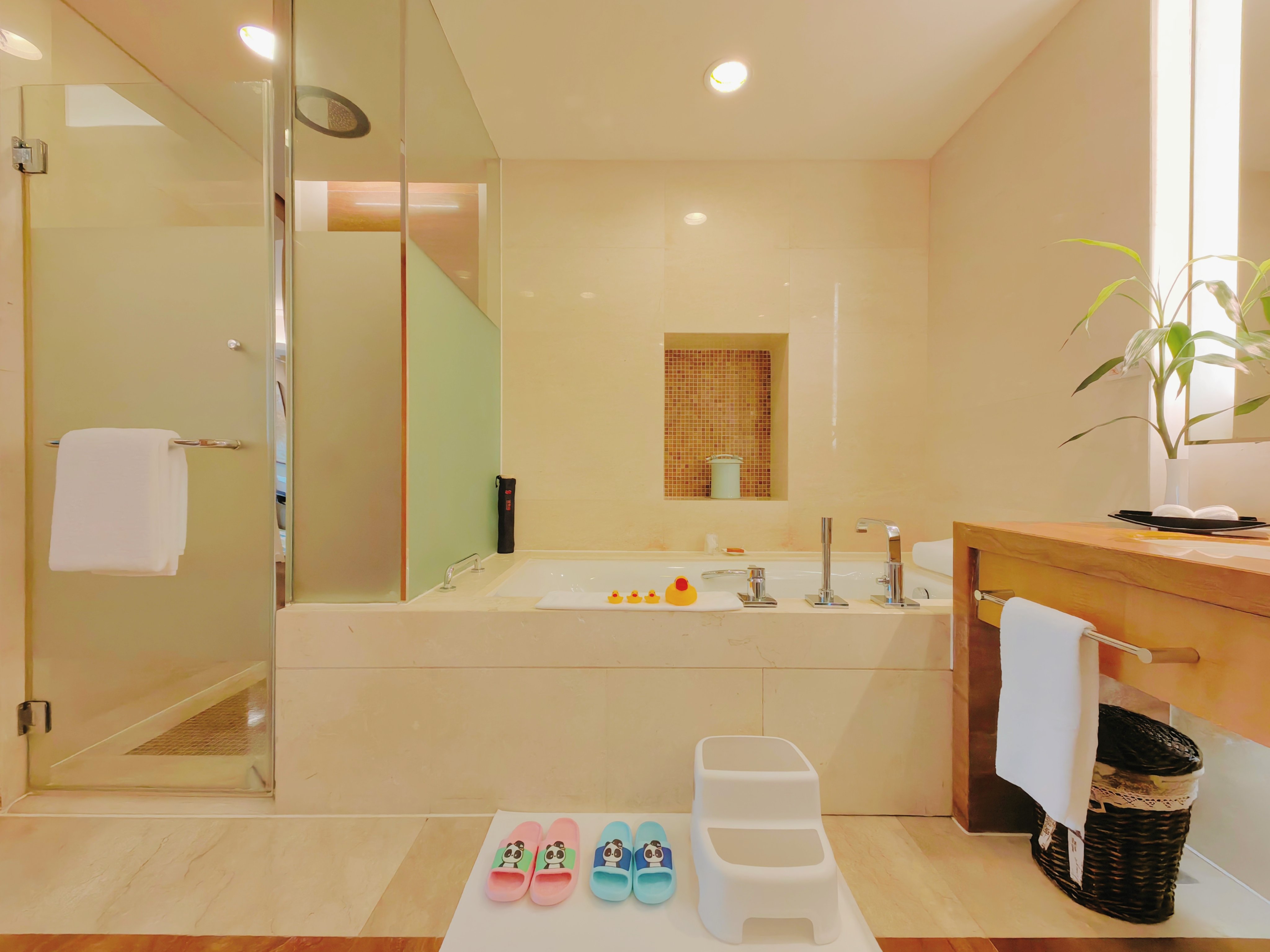 CROWNE PLAZA YICHANG 50/50