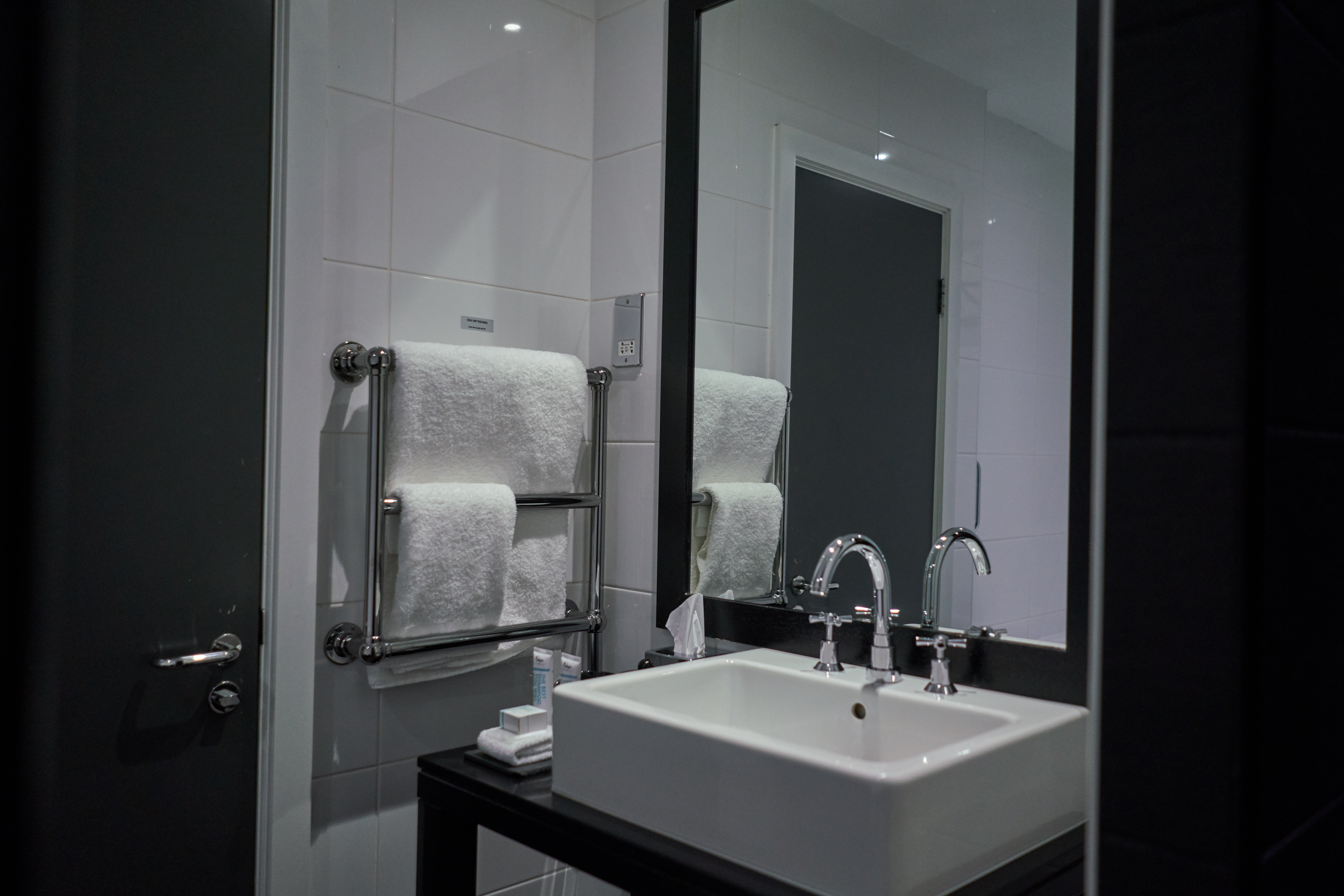 غرفة قياسية بسريرين منفصلين