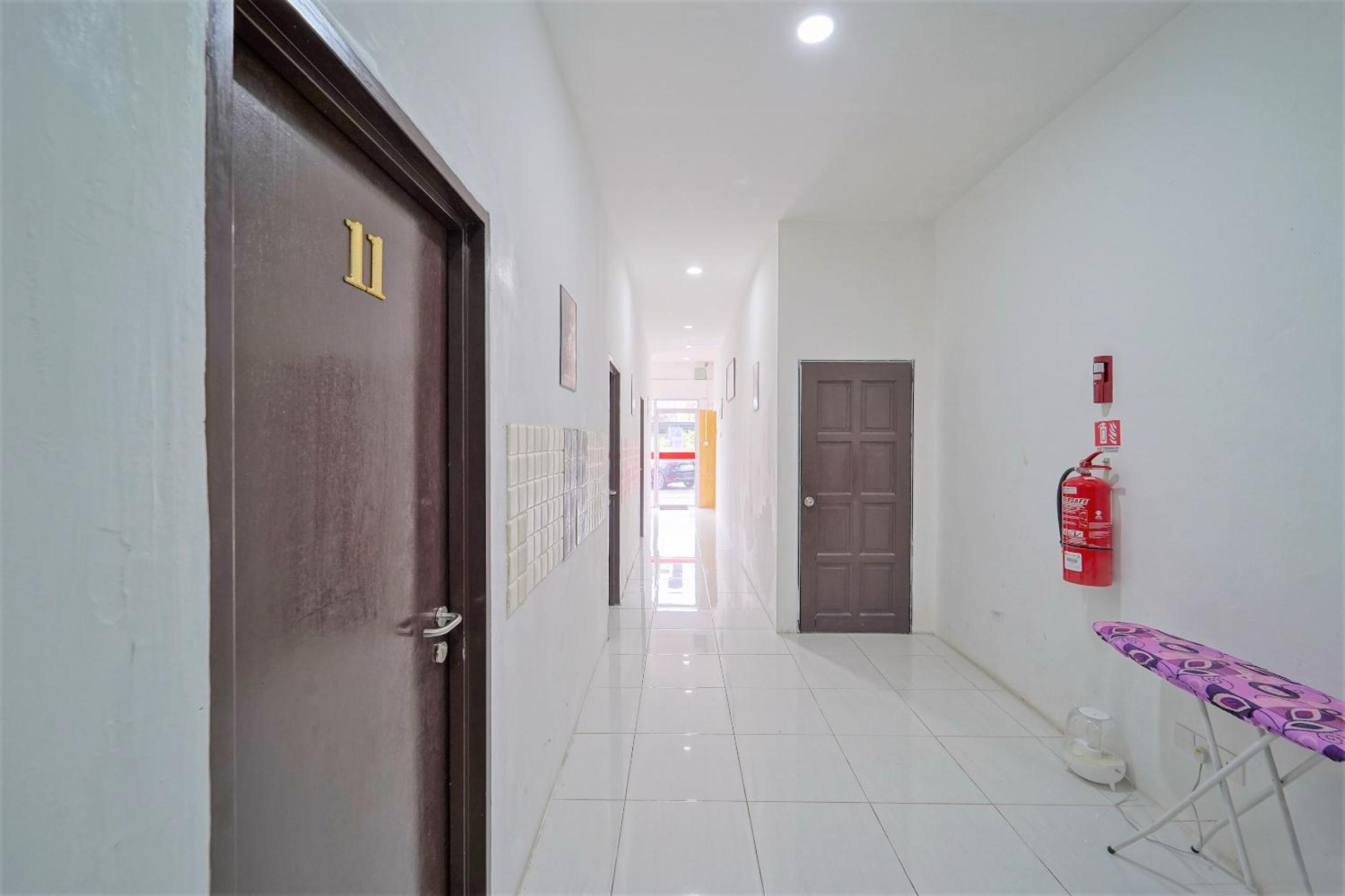 OYO 89820 Sp Berlian Inn 15/21