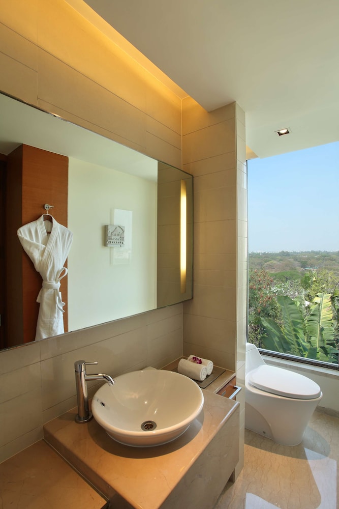Hyatt Pune 11/70