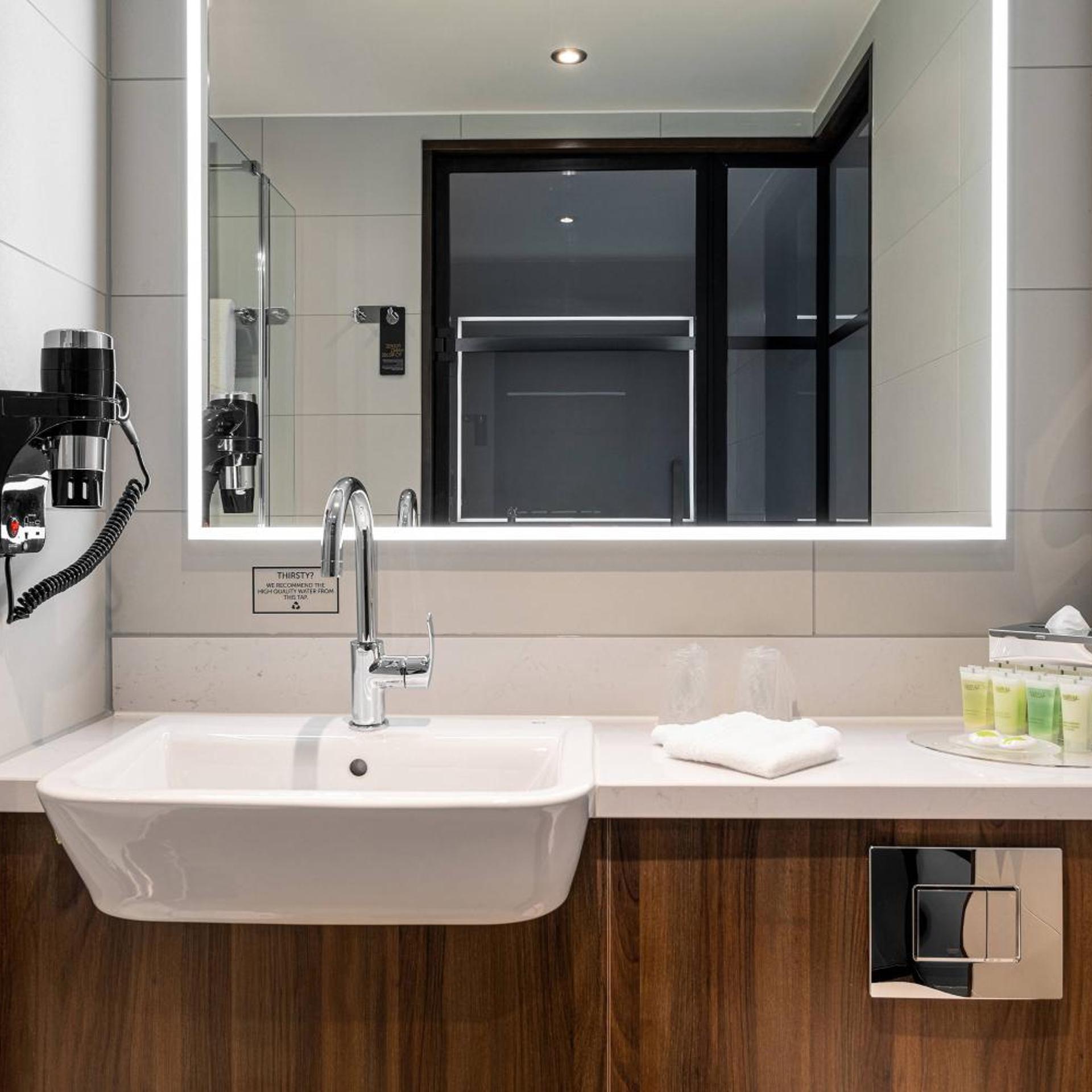 غرفة كومفورت بسرير كينج مع أريكة، Courtyard By Marriott Amsterdam Airport 5/5