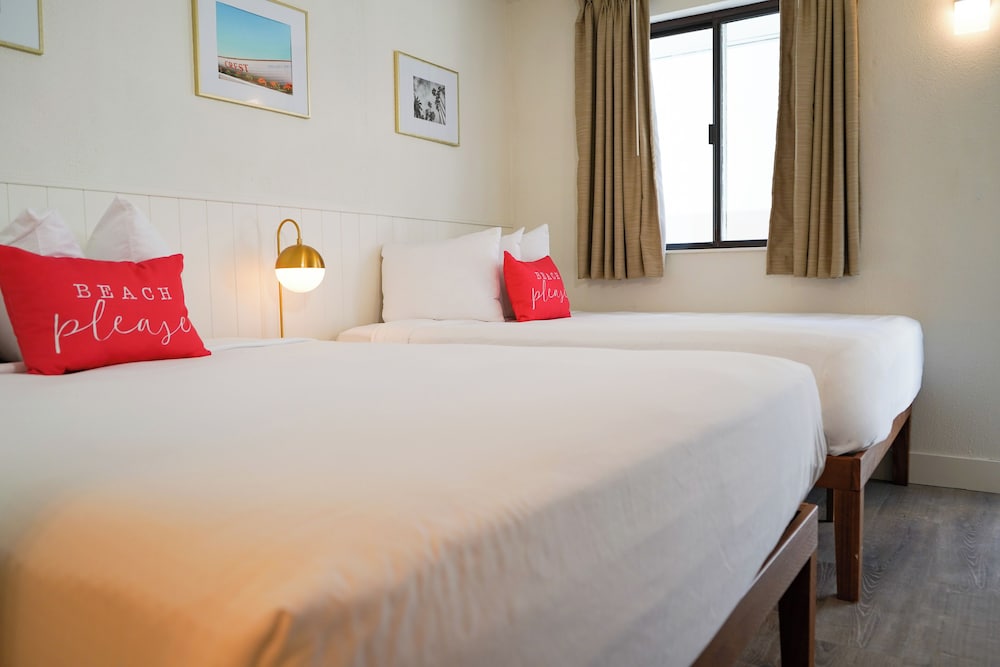 Efficiency, 2 Queen Beds, Street Side View, Sofa, Pet Friendly, Royal Tower