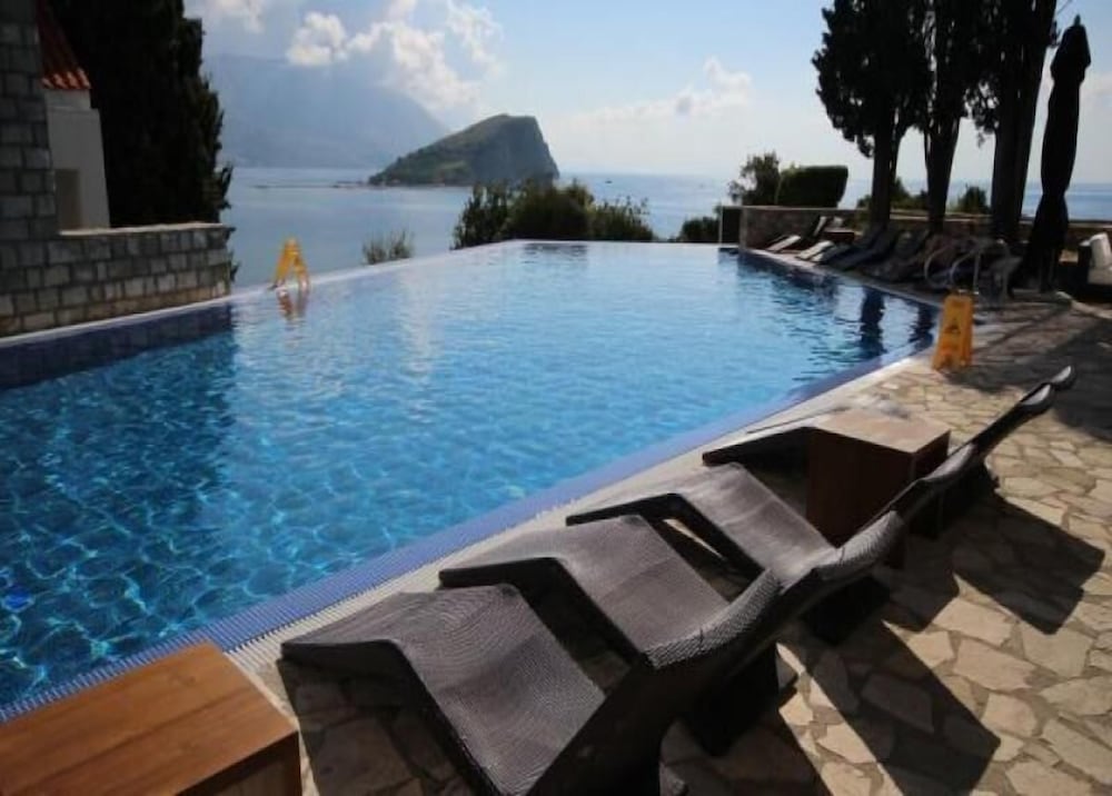 Avala Resort and Villas 26/50