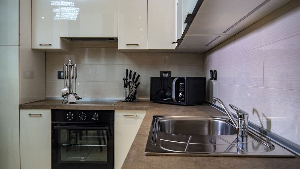Oak Plaza Suites 61/66