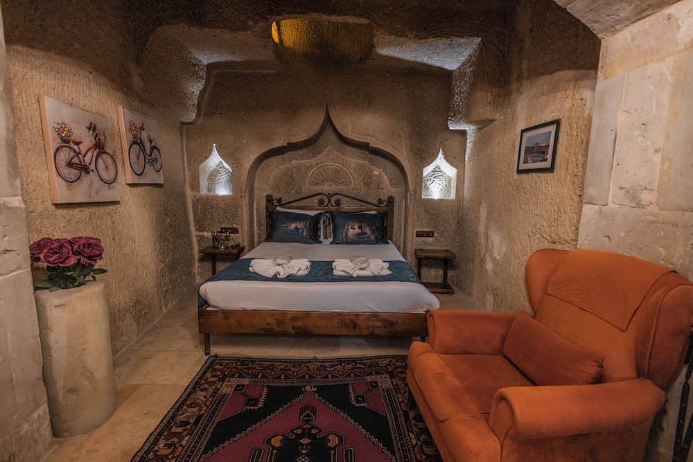 The Dorm Cave By Travellers 8/50
