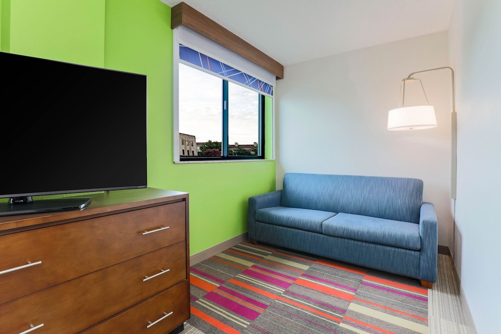 Holiday Inn Express & Suites Downtown Fort Worth 38/55