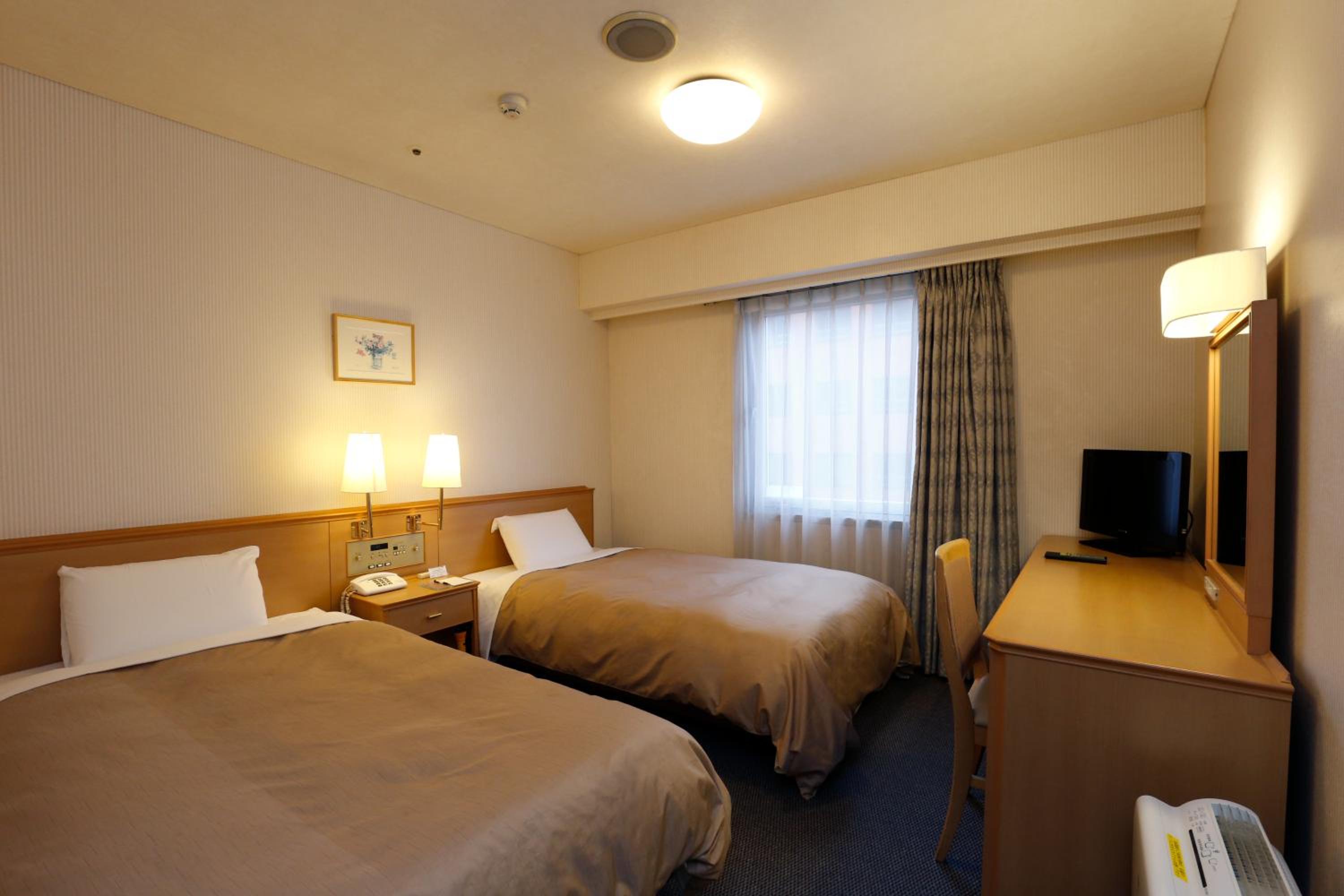 Room, Twin Beds, Smoking