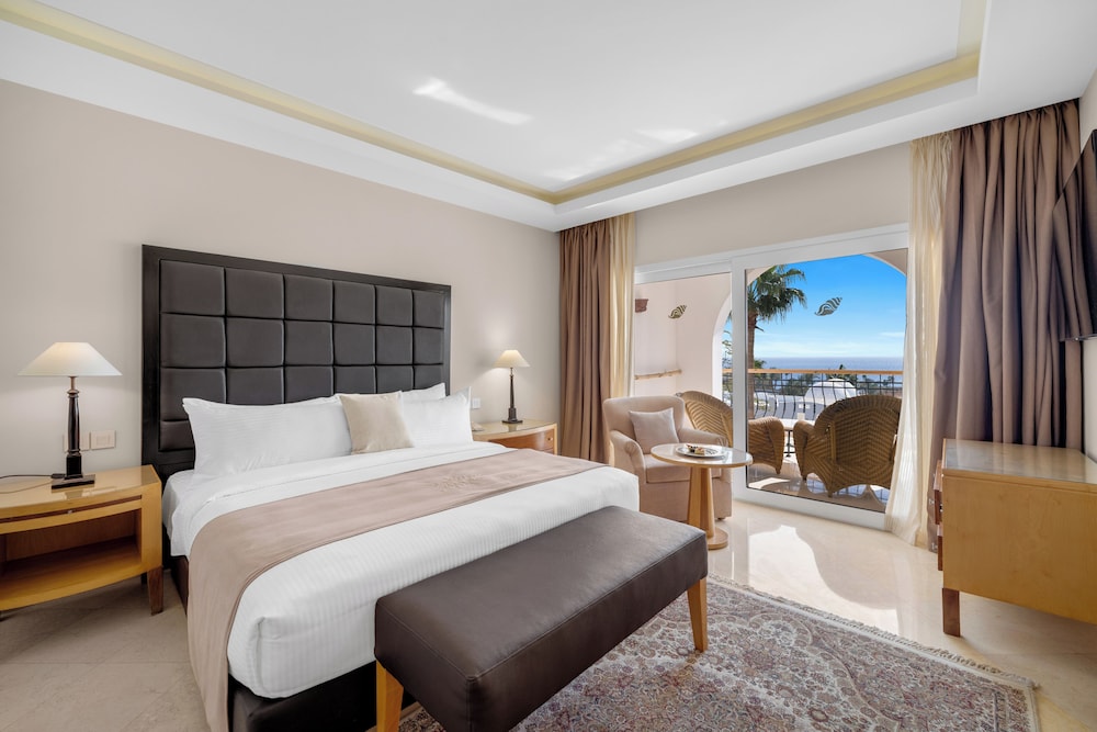 Diplomat, Suite, King Bed, Pool View