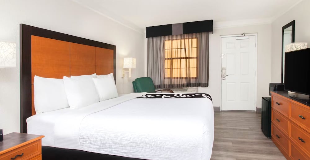 Baymont by Wyndham Fort Myers Central 15/27