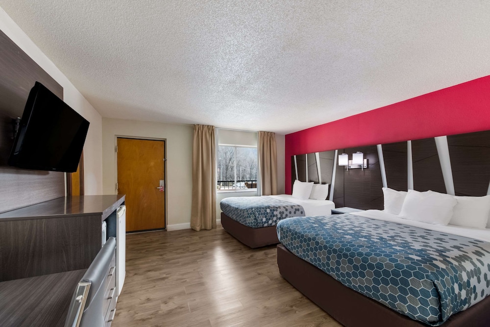 Econo Lodge Inn and Suites On The River 29/61